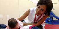 Recife - A fisioterapeuta Cynthia Ximenes da Associação de Assistência à Criança Deficiente atende bebês com microcefalia e orienta mães sobre como fazer os exercícios em casa para melhorar o desenvolvimento das crianças   Foto: Agência Brasil