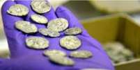 Um tesouro de 70 mil moedas encontrado em 2012 na ilha de Jersey pode ter sido escondido dos fiscais de impostos romanos  Foto: Divulgação/BBC Brasil / BBC News Brasil