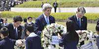 Kerry deposita flores no memorial junto a outros líderes do G7  Foto: EFE