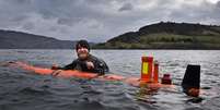 Engenheiro escocês John Haig acha modelo de monstro usado em filme de 1970 no fundo do Lago Ness.  Foto: John Haig / Getty Images