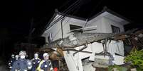 Bombeiros inspecionam casa que desabou após terremoto na cidade Mashiko, Kumamoto, sul do Japão  Foto: Reuters