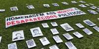 No gramado, fotos de mortos e desaparecidos políticos durante o regime militar  Foto: Agência Brasil