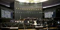 Os poucos deputados presentes ao plenário aguardavam, de forma tranquila, a hora de falar da tribuna  Foto: Agência Brasil