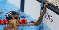 Nadadora brasileira cravou 1m00s00 e finalmente diminuiu o índice A estipulado pela Federação Internacional, 1m00s25, além de fazer o recorde da competição  Foto: Lance!