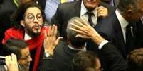 Jean Wyllys cospe em Bolsonaro durante votação sobre impeachment de Dilma na Câmara  Foto: Hypeness