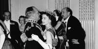Rainha Elizabeth II dançando com Marechal Sir John Baldwin (1892 - 1975) em um baile realizado no Hyde Park Hotel, Londres, em 26 de novembro de 1954.  Foto: Dennis Oulds/PNA/Central Imprensa/Hulton Archive  / Getty Images 