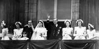 Elizabeth se casou com Philip, Duque de Edimburgo, em 20 de novembro de 1947. Eles são primos de 2° grau, se apaixonaram quando Elizabeth tinha 13 anos. Para casar-se com a futura rainha, Philip renunciou a títulos gregos e dinamarqueses tomando o sobrenome da família britânica de sua mãe  Foto: Palácio de Buckingham/Divulgação