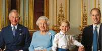 Selo da família real britânica conta com quatro gerações do trono: Príncipe Charles, Rainha Elizabeth II, Príncipe George, Príncipe William  Foto: Instagram / The British Mornachy / Divulgação