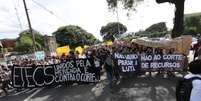Dezenas de estudantes de escolas t&eacute;cnicas fazem um protesto na manh&atilde; desta quarta-feira (20) contra a falta de merenda, bloqueando uma das pistas da Avenida Tiradentes, centro de S&atilde;o Paulo (SP).  Foto: Newton Menezes/Futura Press