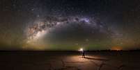 O fotógrafo australiano Michael Goh capturou uma série de imagens do céu noturno de seu país, usando a técnica de longa exposição. É o caso desta foto no Parque Nacional de Nambung, no oeste da Austrália.  Foto: Michael Gohl/Divulgação / BBC News Brasil