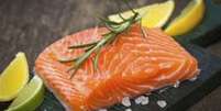 Salm&atilde;o passou de iguaria a alimento popular no Brasil em poucos anos  Foto: iStock / BBC News Brasil
