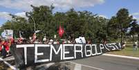 Grupo leva ao Jaburu faixa em que chama o vice-presidente de golpista   Foto: Fabio Rodrigues Pozzebom / Agência Brasil