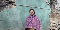 Laxmi Gurung tem 30 anos e é dona de um pequeno hotel em Baluwa, Gorkha. Ela usou os alimentos de seu empreendimento para cozinhar para os vizinhos.  Foto: Gideon Mendel/Christian Aid / BBC News Brasil