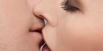Segundo estudos sobre o tema, é a troca de testosterona presente na saliva dos homens e das mulheres que causa o aumento do desejo sexual   Foto: Serg Zastavkin / Shutterstock