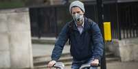 Mesmo inalando poluição durante o trajeto de bicicleta em uma grande cidade como Londres, uma pessoa ainda terá mais benefícios para a saúde, segundo pesquisadores  Foto: Getty / BBC News Brasil
