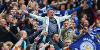 A torcida do Leicester é uma das mais felizes do mundo após a conquista inédita.  Foto: Nigel Roddis / EFE