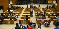 Ocupação dos estudantes começou na noite de terça-feira; eles levaram faixas pedindo 'CPI da Merenda Já'  Foto: Agência Brasil