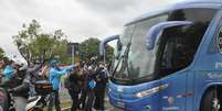 Torcida do Gr&ecirc;mio protesta durante desembarque do Gr&ecirc;mio em Porto Alegre  Foto: Eduardo Soares / Gazeta Press
