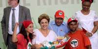 Durante anúncio de medidas para fortalecer o desenvolvimento rural, Dilma recebe apoio de representantes de movimentos sociais  Foto: Agência Brasil