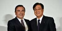 O presidente da Nissan, Carlos Ghosn (esquerda) e o presidente da Mitsubishi Motors, Osamu Masuko, comemoram parceria das empresas em Tóquio.  Foto: EFE