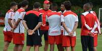 Time alternativo treinou pelo segundo dia seguido antes de estrear no Brasileirão contra o Botafogo; Argentino mostra preocupação com o posicionamento do setor defensivo  Foto: Érico Leonan/SPFC