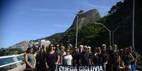 Moradores do Rio vestem preto em protesto no Mirante Lebon para cobrar punição de responsáveis por desabamento de parte da Ciclovia Tim Maia  Foto: Agência Brasil