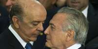 O ministro José Serra (à esq.) conversa com o presidente interino da República, Michel Temer  Foto: Divulgação/BBC Brasil / BBC News Brasil