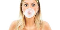 Al&eacute;m de ter hora certa para mascar chicletes, ele ainda deve ser saboreado por no m&aacute;ximo 15 minutos para n&atilde;o cansar a mand&iacute;bula  Foto: InesBazdar / Shutterstock