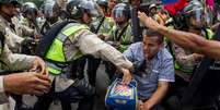 Manifestantes enfrentaram as forças de segurança do governo venezuelano em  Caracas  Foto: Agência Brasil