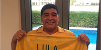 Diego Maradona exibe camisa da Seleção brasileira com o nome de Lula e o número 18  Foto: Facebook/Reprodução