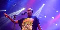 O cantor em apresenta&ccedil;&atilde;o no ano passado, em Recife  Foto: Marcelo Lacerda/PCR