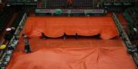 Lona cobre saibro da quadra principal de Roland Garros  Foto: Clive Brunskill / Getty Images