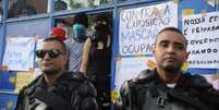 Policiais militares fazem a proteção do prédio    Foto: Agência Brasil