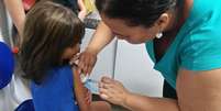 A campanha de vacinação contra a gripe imunizou neste ano 47.6 milhões de pessoas que fazem parte dos grupos de maior risco de complicação pela doença, o que corresponde a 95,5% da meta do Ministério da Saúde.  Foto:  Sumaia Villela/Agência Brasil
