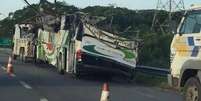 Depois de bater numa rocha, ônibus tombou matando pelo menos 18 pessoas. Veículo ia de Mogi das Cruzes para Bertioga  Foto: Agência Brasil