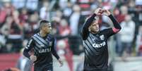 Rafael Moura manda um coração para sua esposa no Dia dos Namorados após marcar o gol da vitória do Figueirense sobre o Flamengo  Foto: Eduardo Valente/Frame Photo/Gazetapress