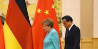 A chanceler alemã Angela Merkel ao lado do primeiro-ministro chinês Li Keqiang.   Foto: EFE