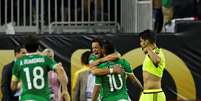 Jogadores do México comemoram gol no final da partida sobre a Venezuela  Foto: EFE