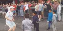 Torcedor humilha crian&ccedil;as ciganas na Fran&ccedil;a  Foto: Youtube / Reprodu&ccedil;&atilde;o