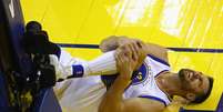 Andrew Bogut se machucou durante a partida 5 da final da NBA  Foto: Erza Shaw / Getty Images