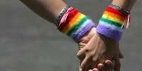 Relacionar-se com alguém do mesmo sexo ainda é prática proibida por lei em 77 países  Foto: Getty Images / BBC News Brasil