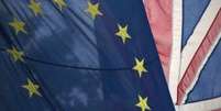 Bandeira da União Europeia e do Reino Unido. Ontem, os britânicos decidiram, por meio do referendo Brexit, deixar a UE  Foto: Agência Brasil