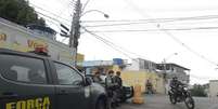 A Polícia Militar faz operação em comunidades do Rio e da Baixada Fluminense para encontrar o criminoso Nicolas Labre Pereira de Jesus, conhecido como Fat Family resgatado por um grupo de traficantes do Hospital Municipal Souza Aguiar.  Foto: Tânia Rêgo/ Agência Brasil