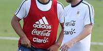 Agüero e Messi em treino da seleção  Foto: EFE
