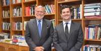 O presidente da Transparência Internacional, José Carlos Ugaz, e o juiz federal Sérgio Moro após reunião em Curitiba   Foto: Agência Brasil