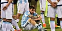 
                        
                        
                    Messi desolado após mais uma derrota em finais pela Argentina (Foto: NICHOLAS KAMM/AFP)  Foto: Lance!