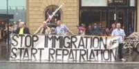 "Pare a imigração e comece a repatriação", diz cartaz de manifestantes  Foto: Reprodução/Twitter