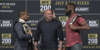 Jones e Cormier se encaram em coletiva do UFC 200  Foto: Reprodução / Lance!