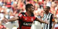 
                        
                        
                    O garoto Felipe Vizeu festeja. Ele acaba de marcar o primeiro gol Flamengo sobre o Atlético MIneiro no Mané Garrincha  (Foto: Andre Borges/AGIF/Lancepress!)  Foto: Lance!