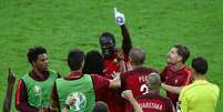 Éder comemora o gol marcado com seus companheiros de seleção portuguesa  Foto: Getty Images